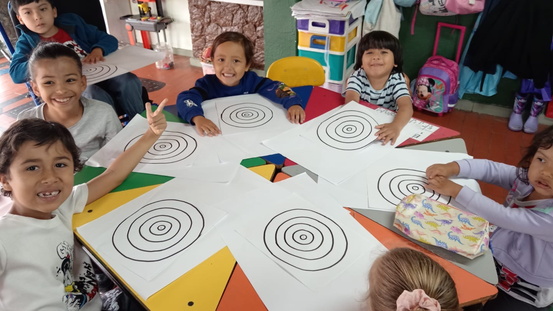 Estudiantes felices en el campus de Alcaravanes